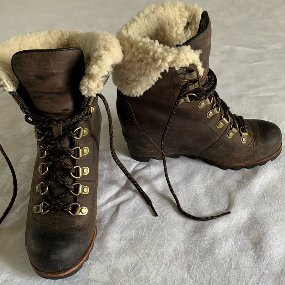 Sorel Conquest wedge booties